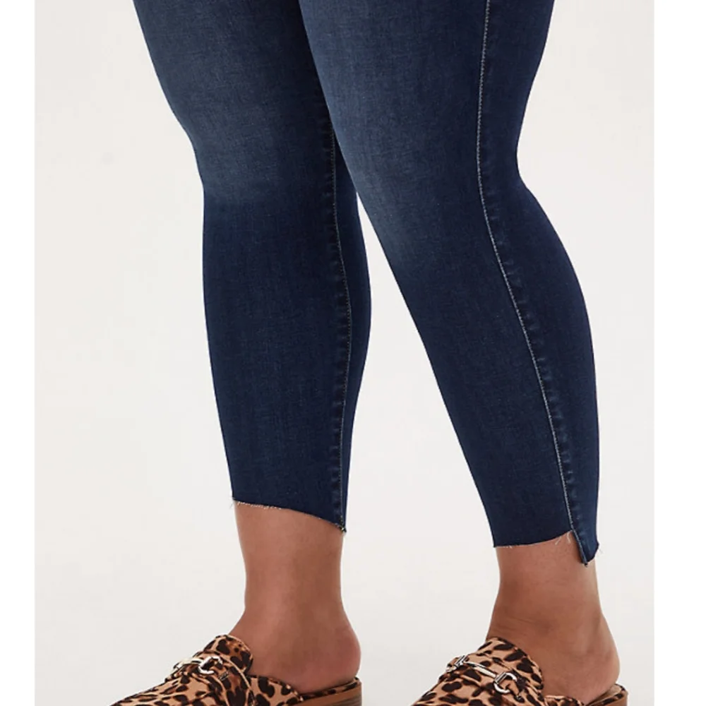 🎉HOST PICK🎉 Torrid High Rise Skinny Jean w/ Step Hem (10) - Picture 2 of 8